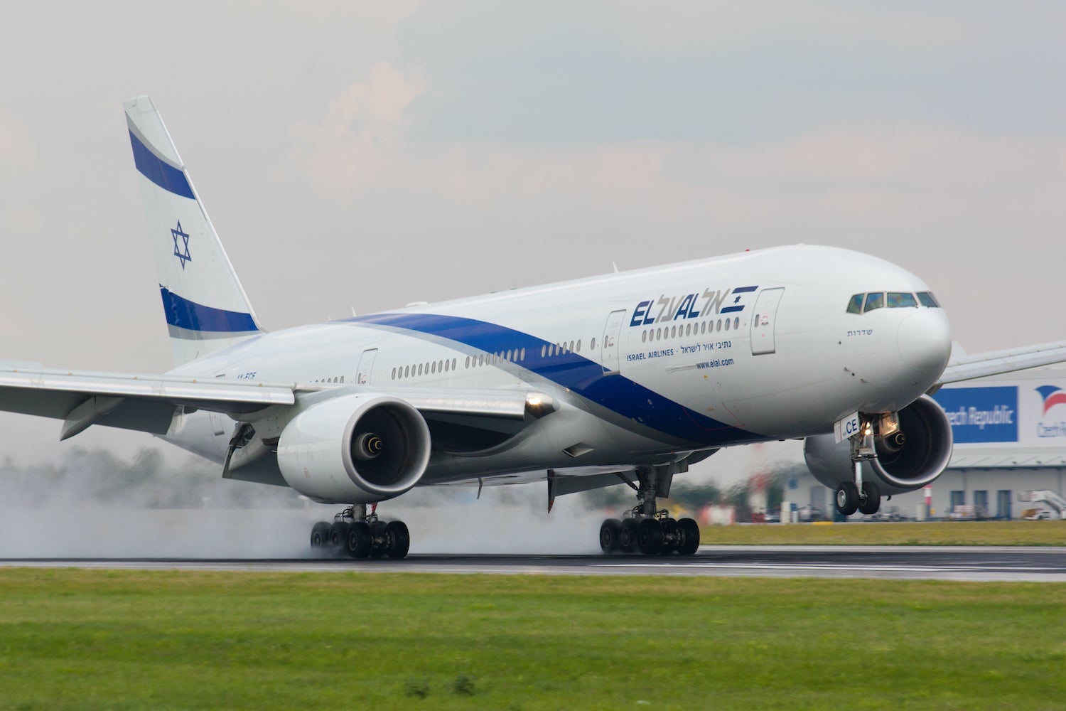 El Al 777 Landing in Prague