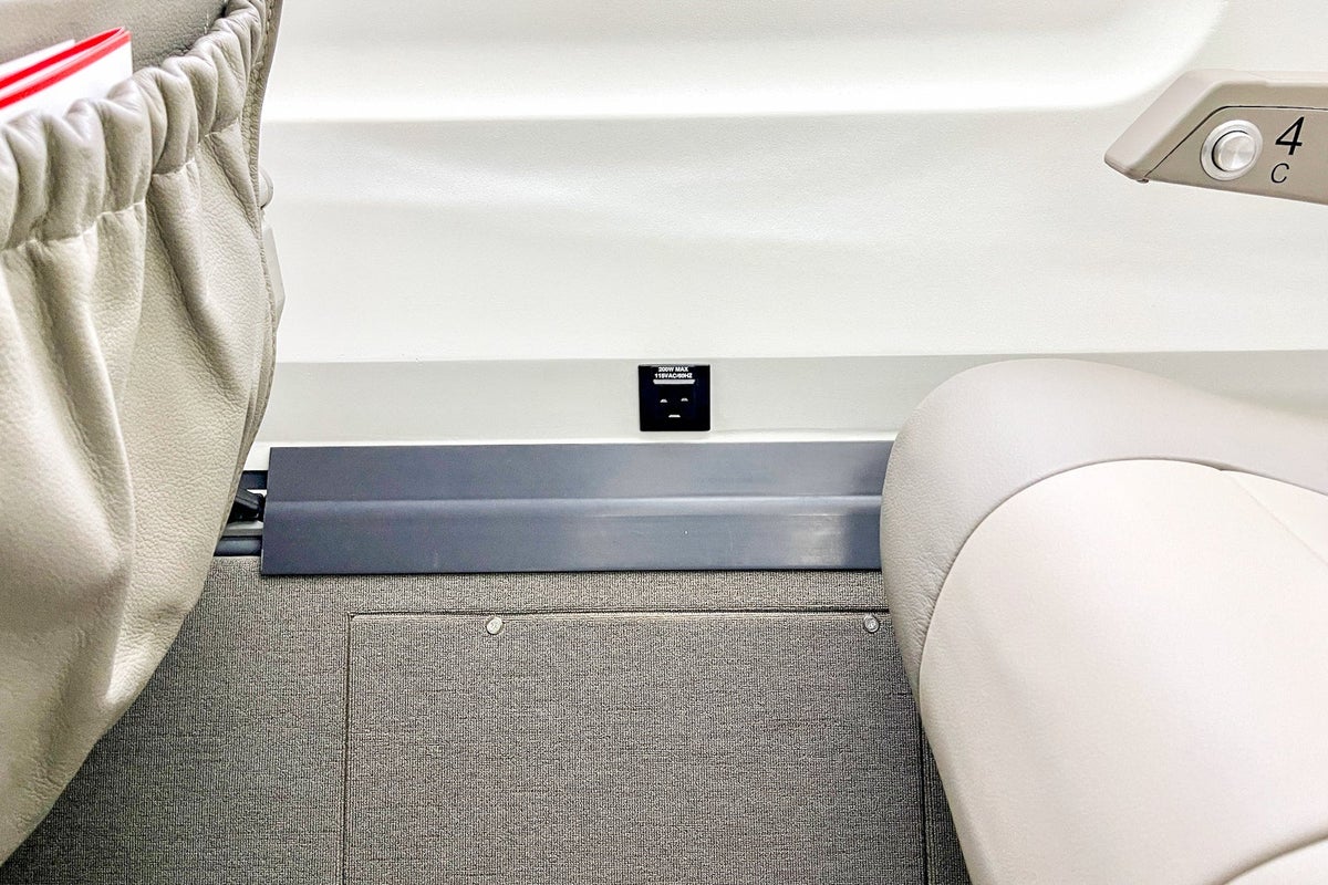 Behind the scenes: Touring JSX's ultra-spacious 1-1-configured jet ...