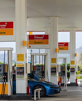 BMW i8 at a Shell gas station