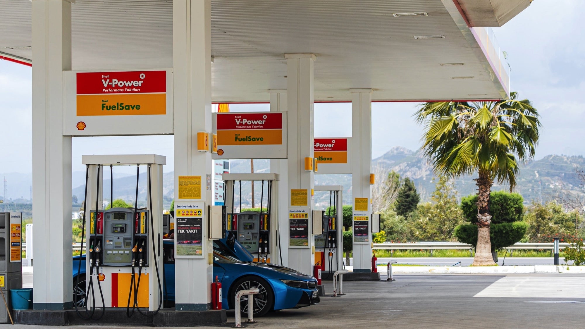BMW i8 at a Shell gas station