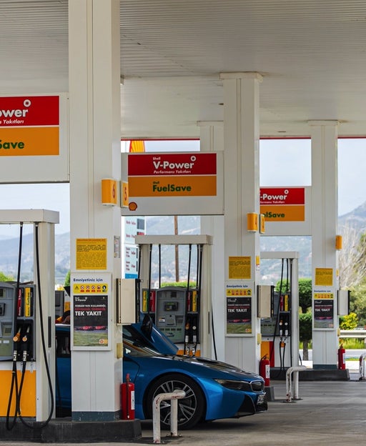 BMW i8 at a Shell gas station
