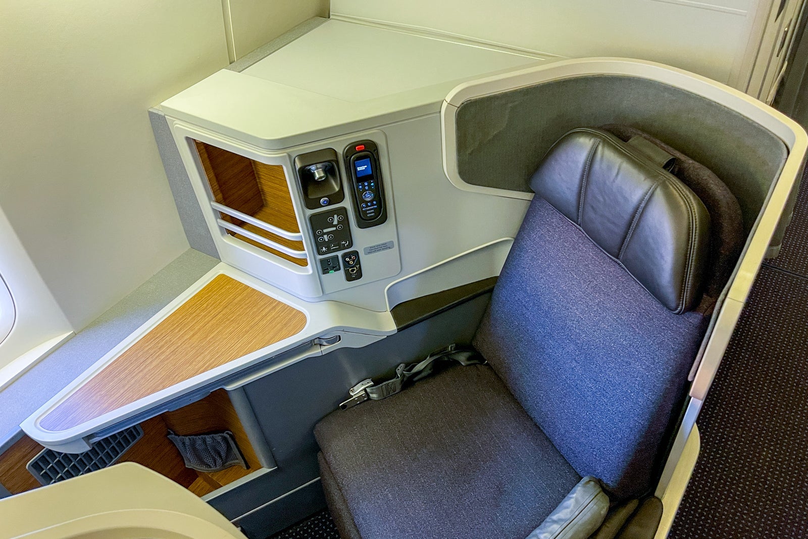 アメリカン航空Boeing 777-300ER AMERICAN AIRLINES 777-300ER Business Class | New York to