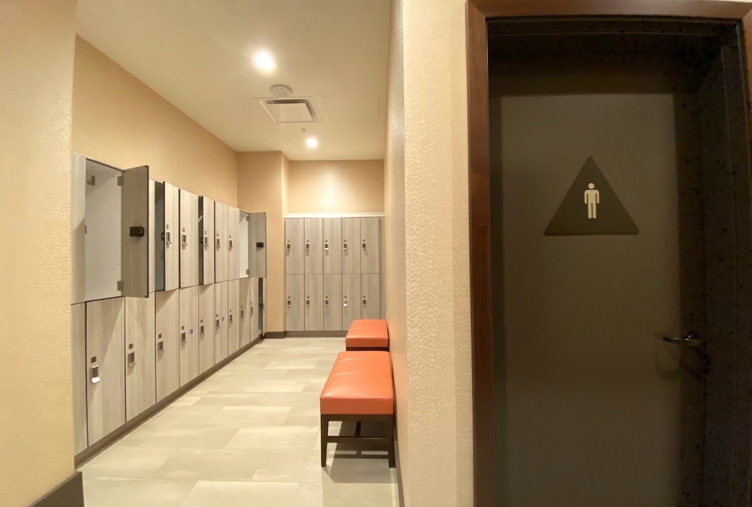 JW Marriott Anaheim locker room
