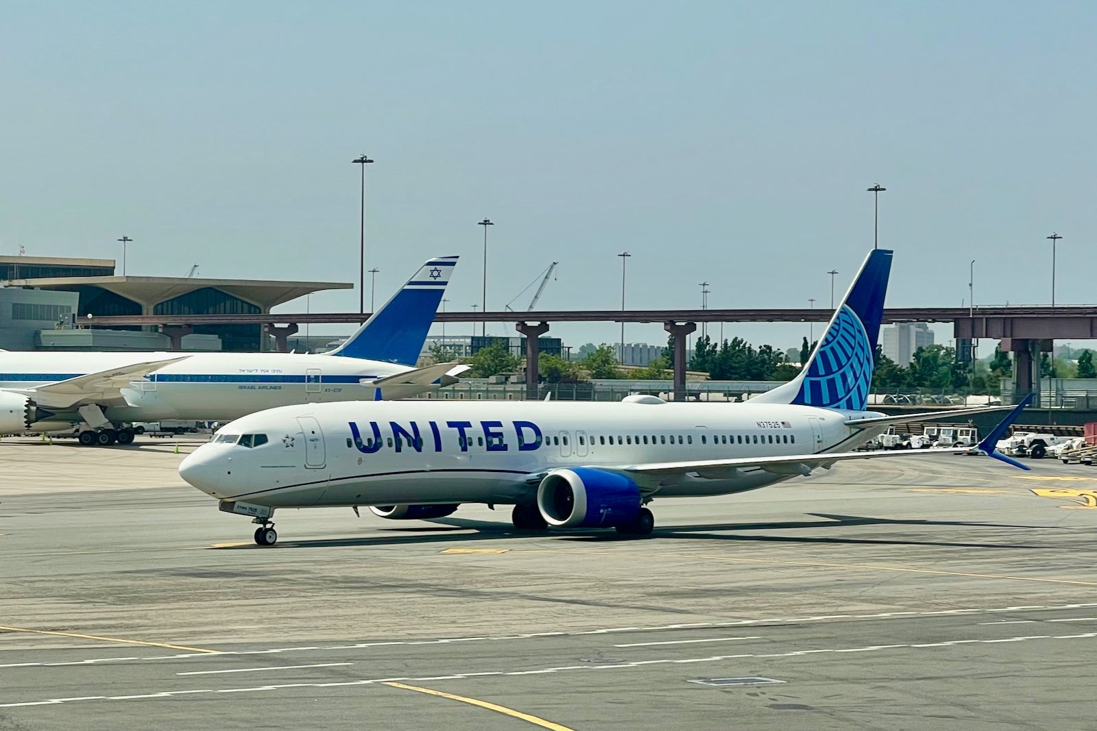 United Boeing 737-800