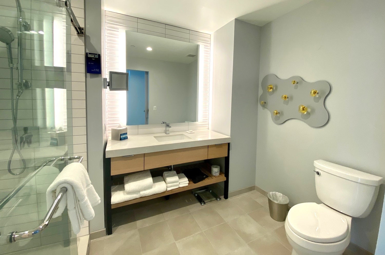 Radisson Blu Anaheim bathroom with wall art