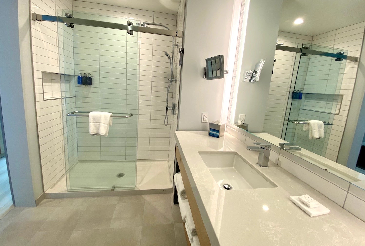 Radisson Blu Anaheim shower