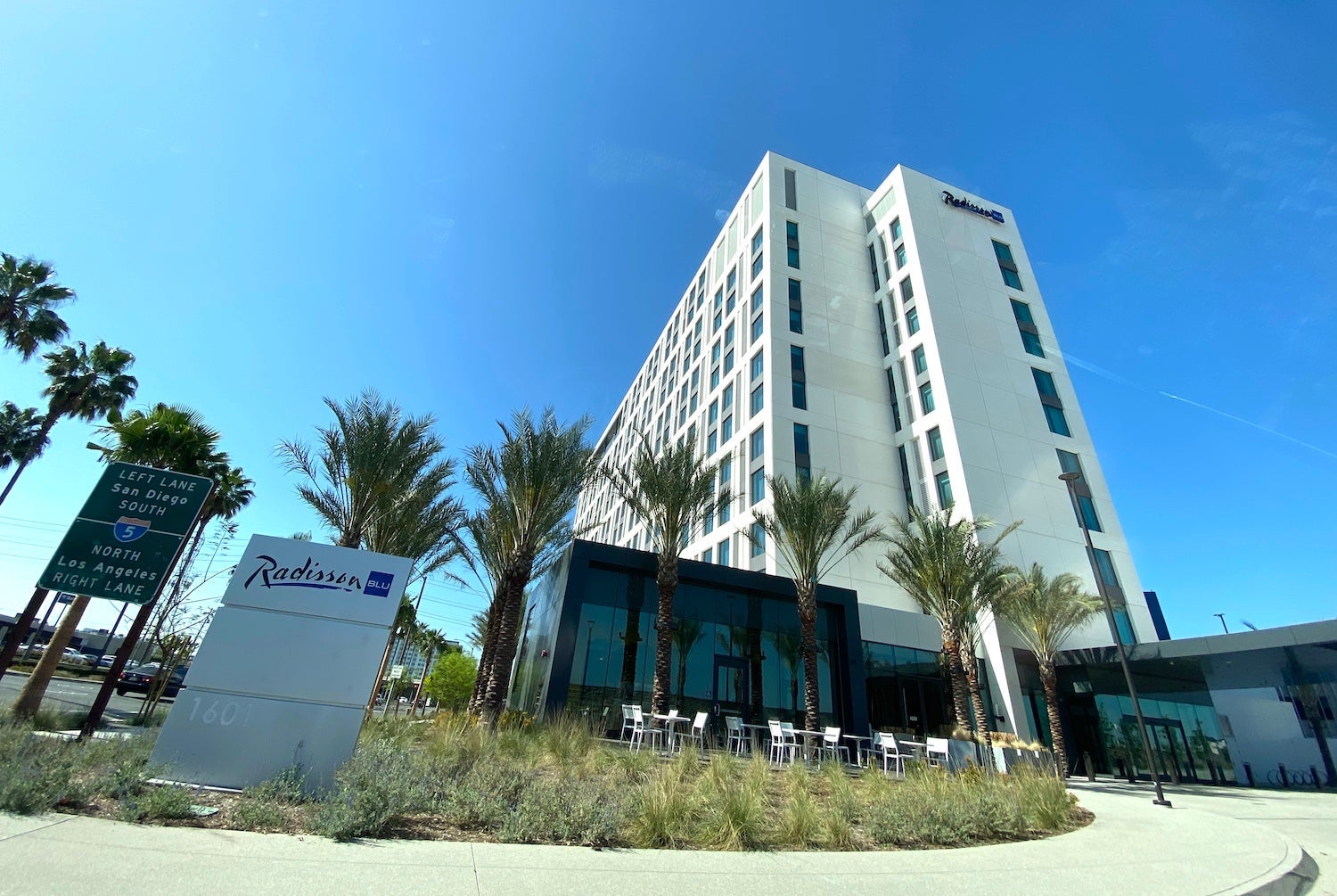 Radisson Blu Anaheim exterior