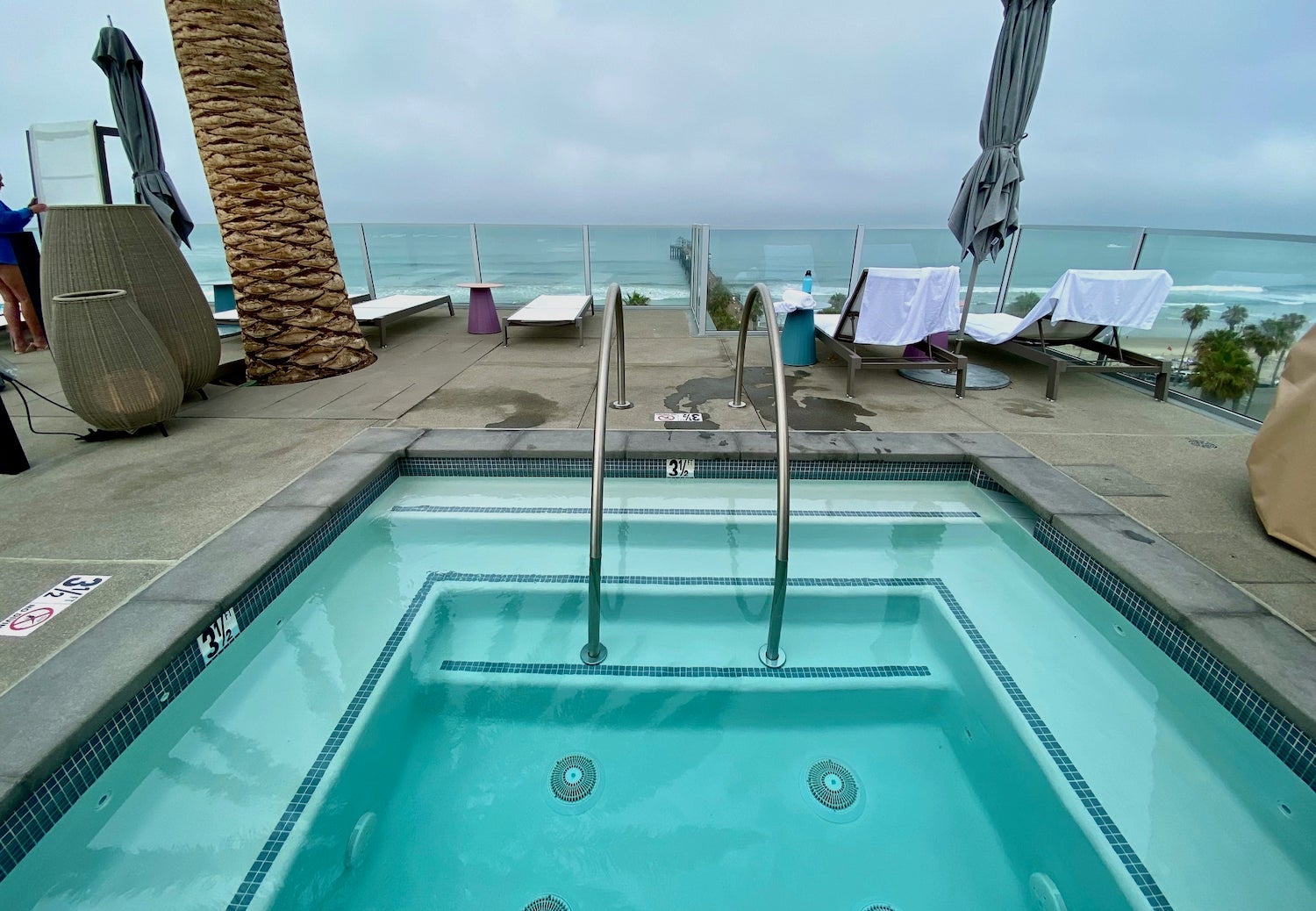 Jacuzzi overlooking the beach
