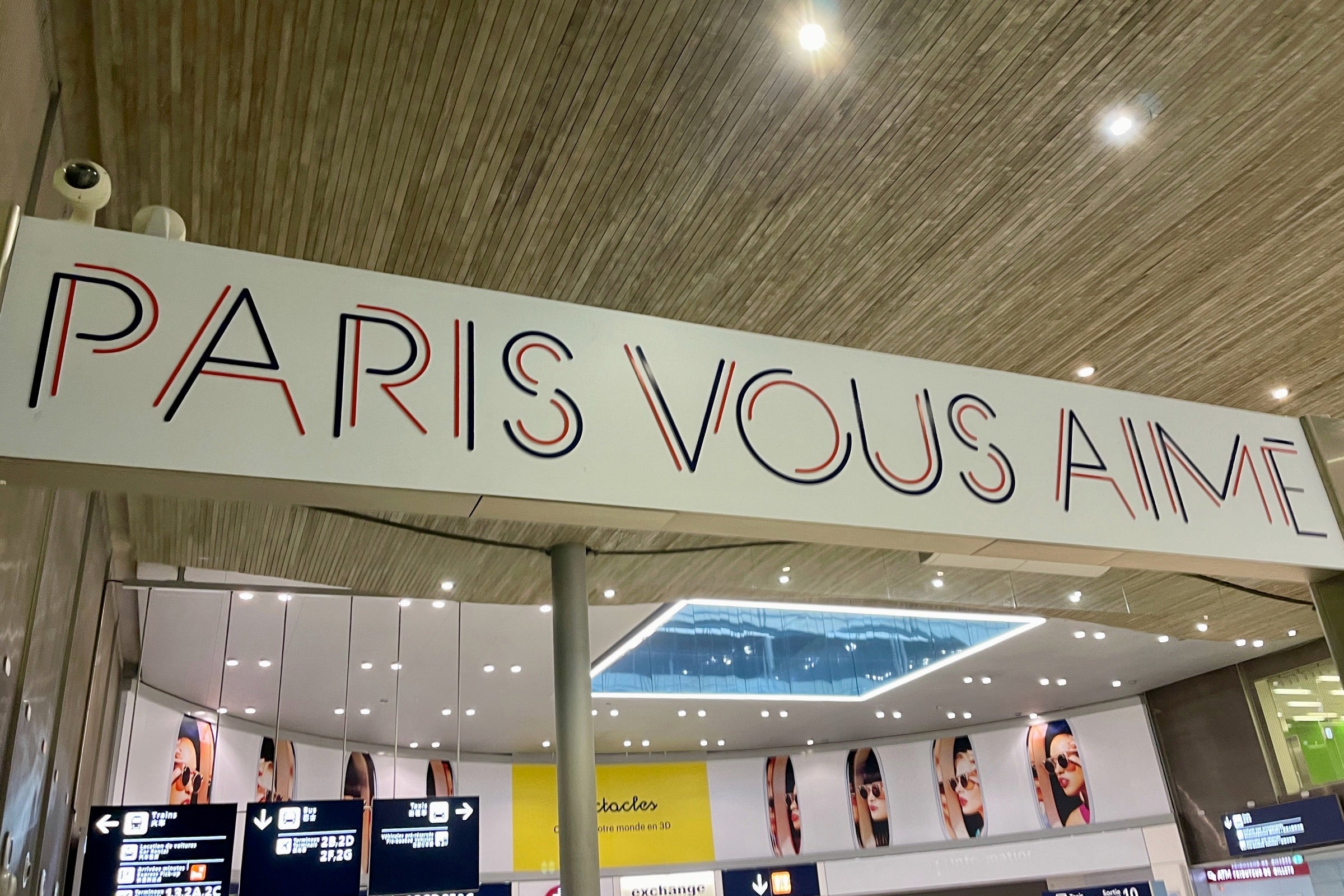 Sign that reads Paris Loves You in French