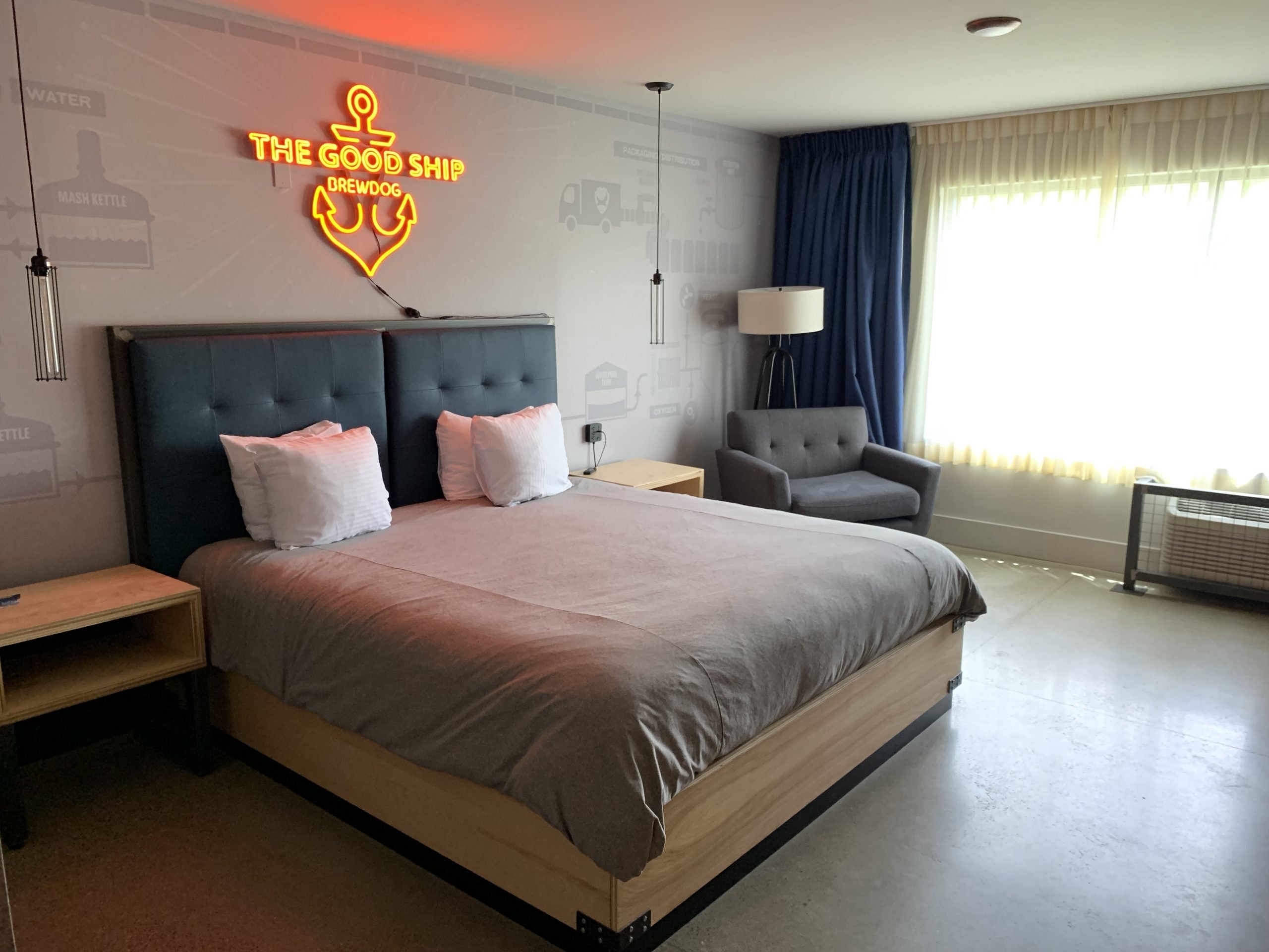 Standard king room.
