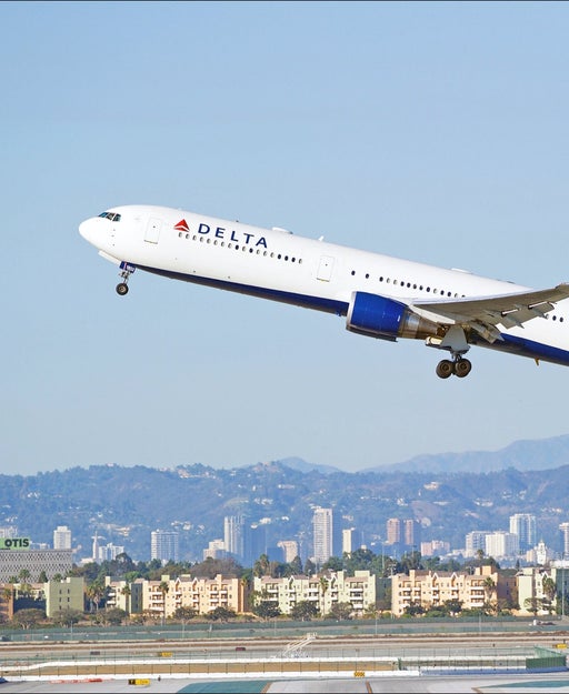 Delta 767 taking off in Los Angeles