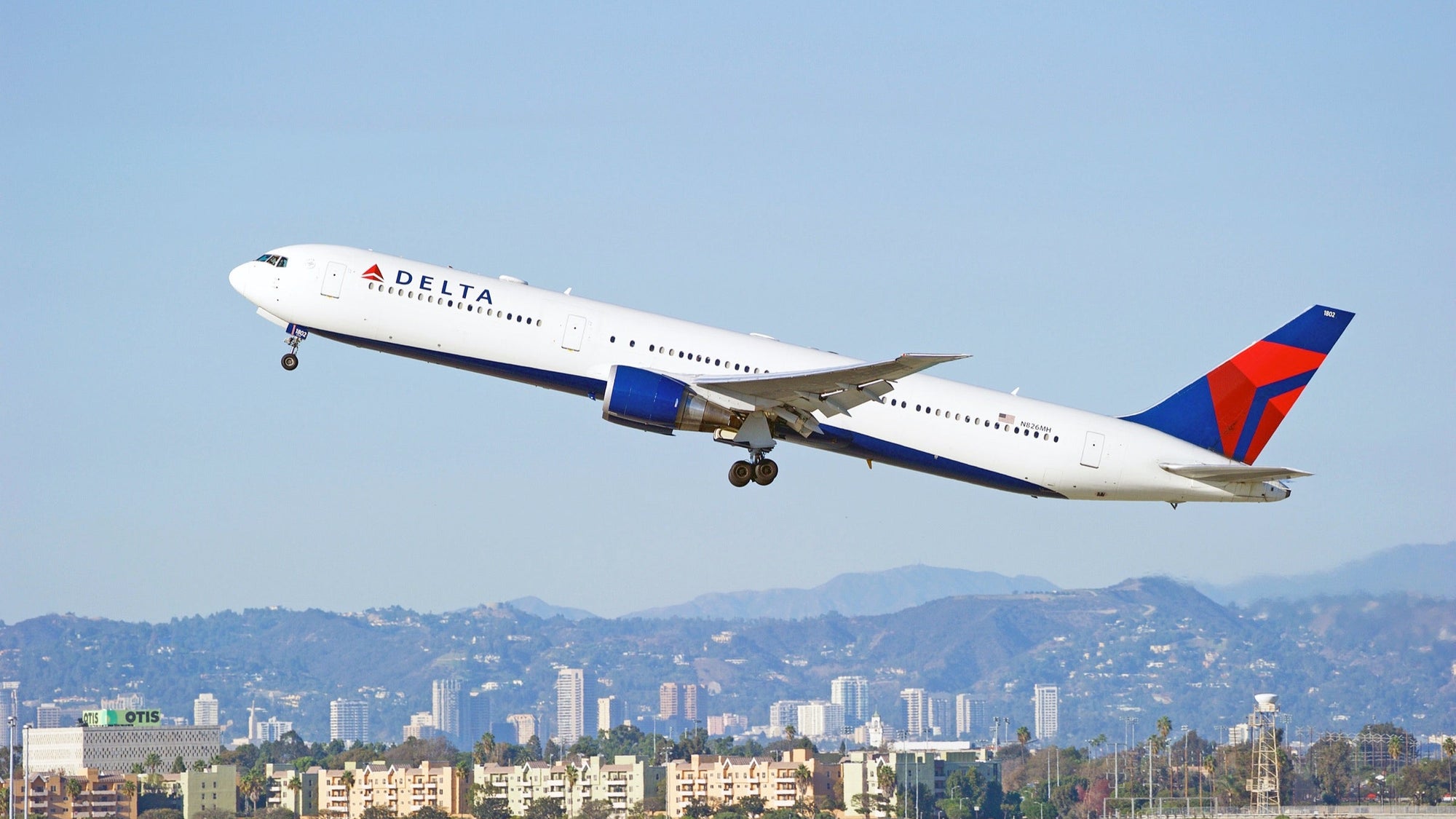 Delta 767 taking off in Los Angeles
