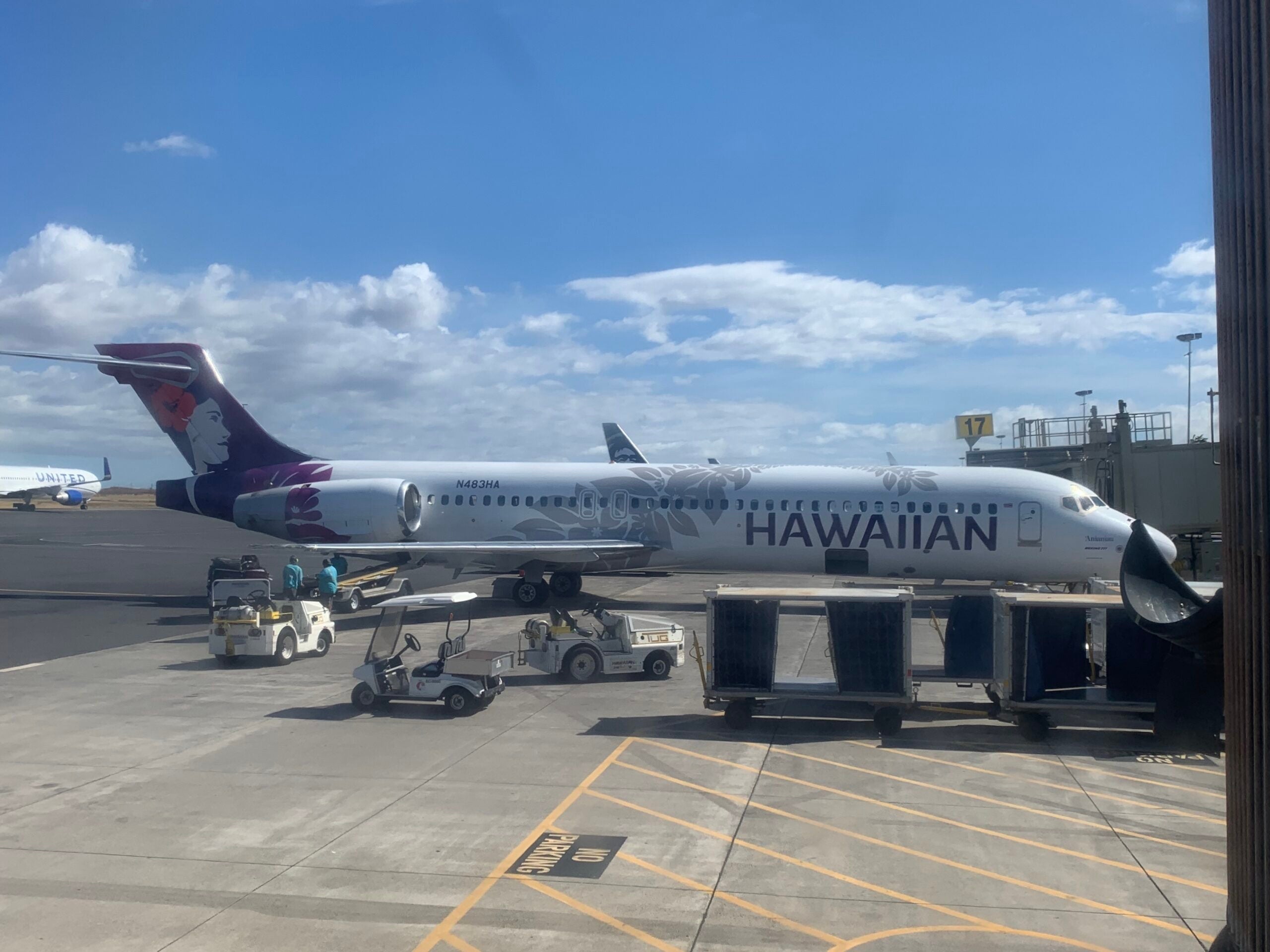 Hawaiian Airlines Boeing 717 at Maui Airport July 2021. (Photo by Clint Henderson/The Points Guy)