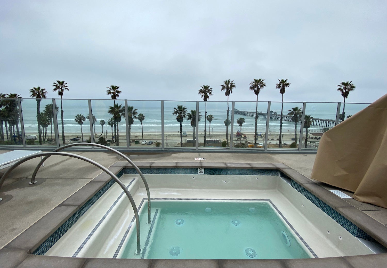 Jacuzzi overlooking beach