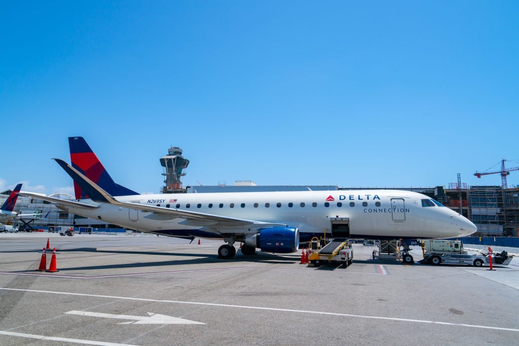 Delta Air Lines E-175 jet