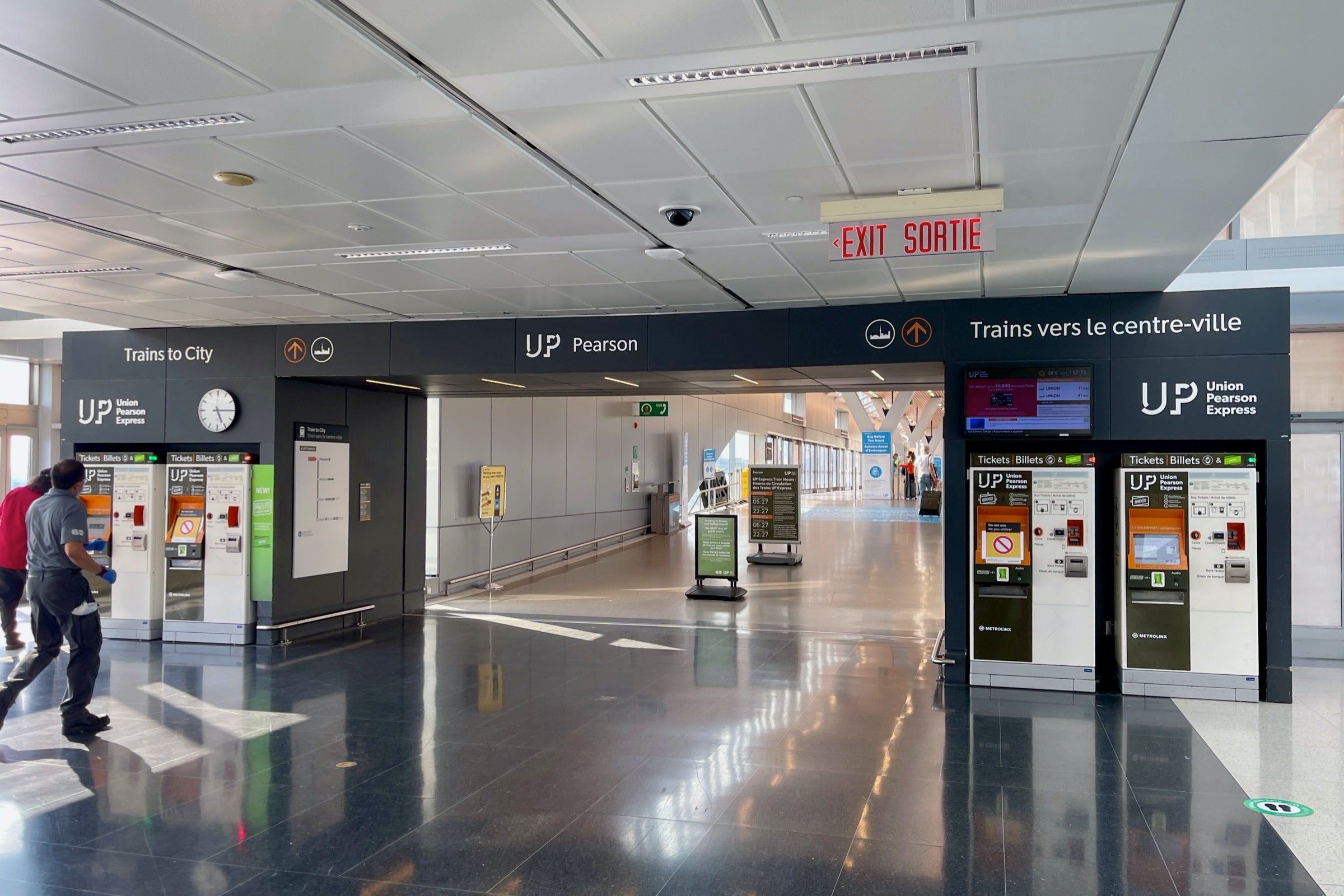 UP Express YYZ airport stop entrence