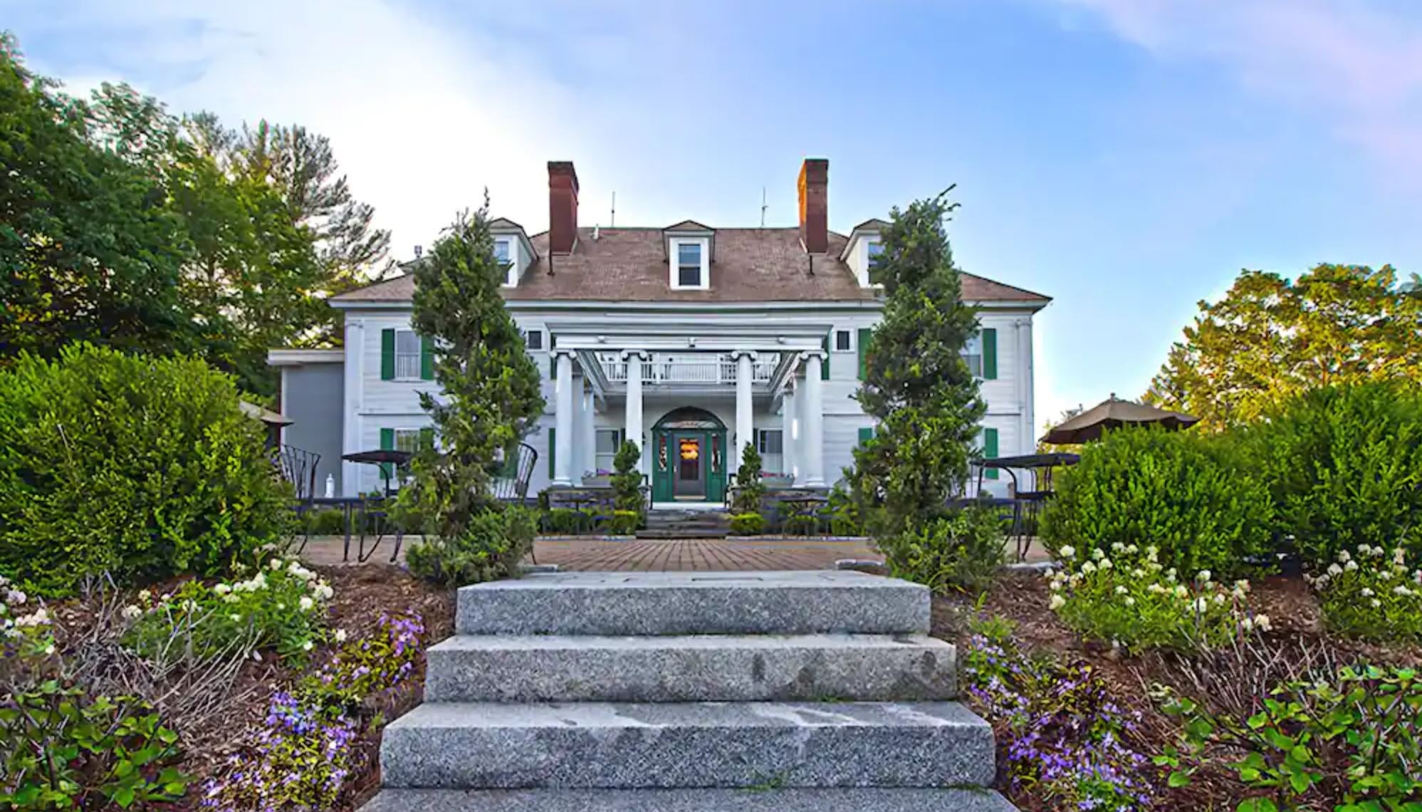 Photo of the front of Windsor Mansion Inn