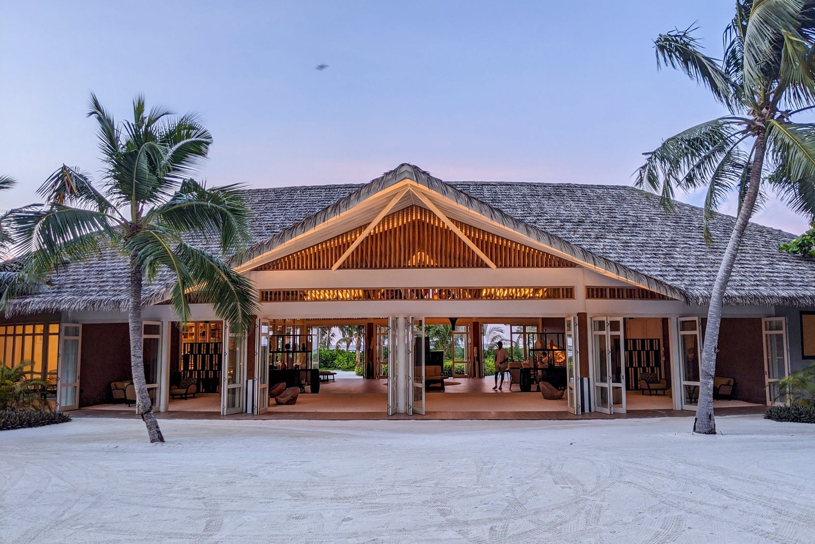 Le Meridien Maldives lobby building