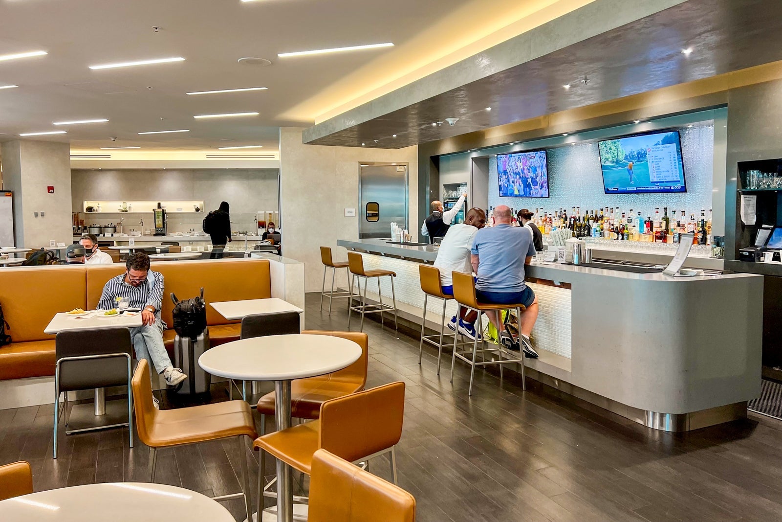 Admirals Club Miami bar.(Photo by Zach Griff/The Points Guy)