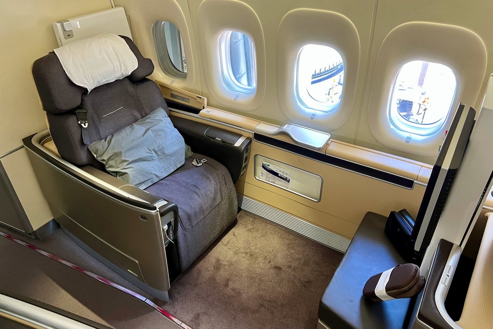 Lufthansa First Class Boeing 747-8 Frankfurt Newark