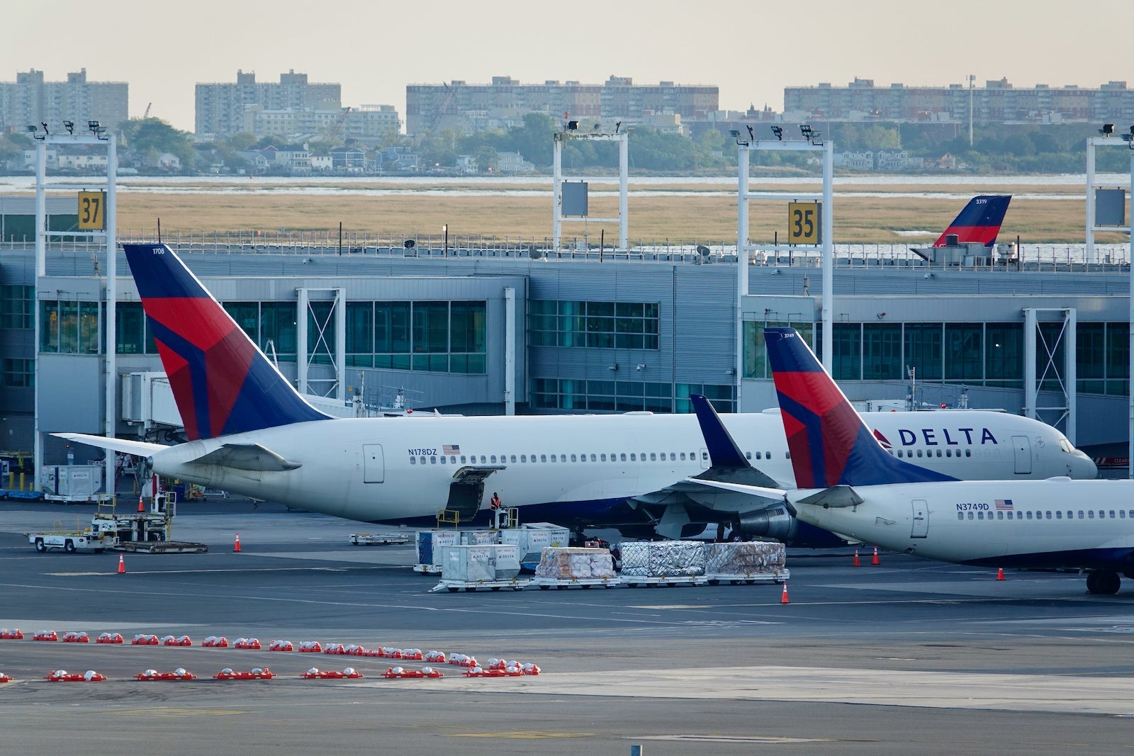 Delta Planes at JFK