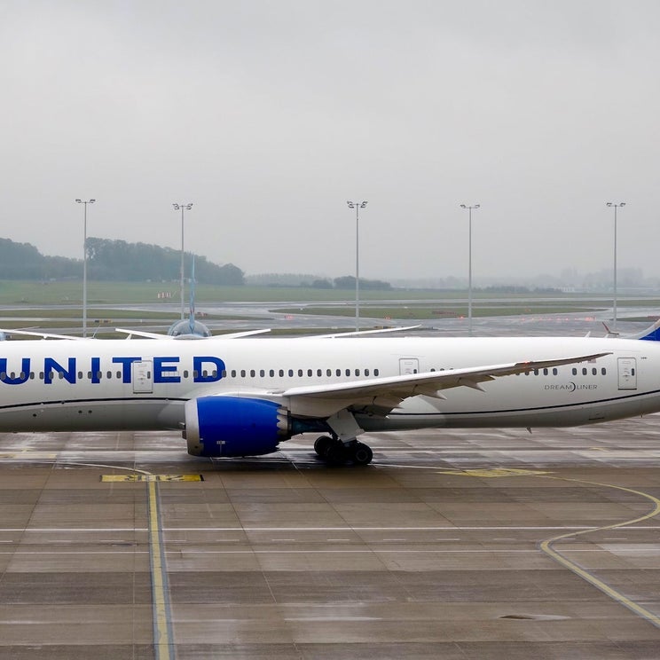 United Club Card review: United Club lounge access and elite airline benefits