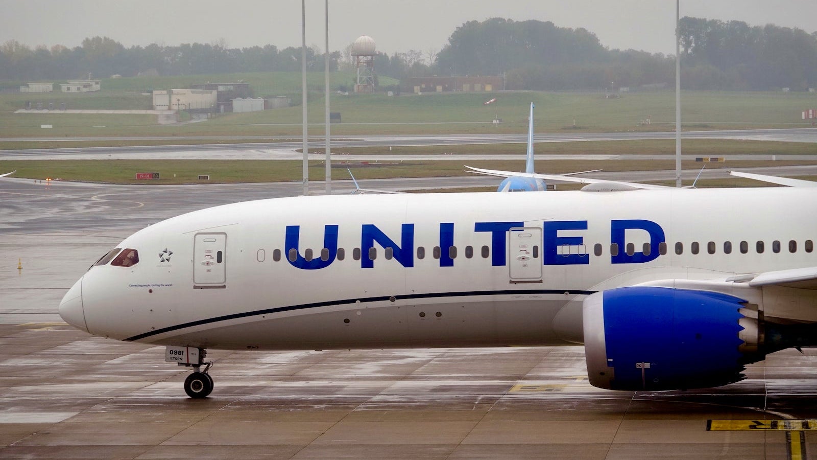United Boeing 787-9 Dreamliner New Livery Zach Griff - 5