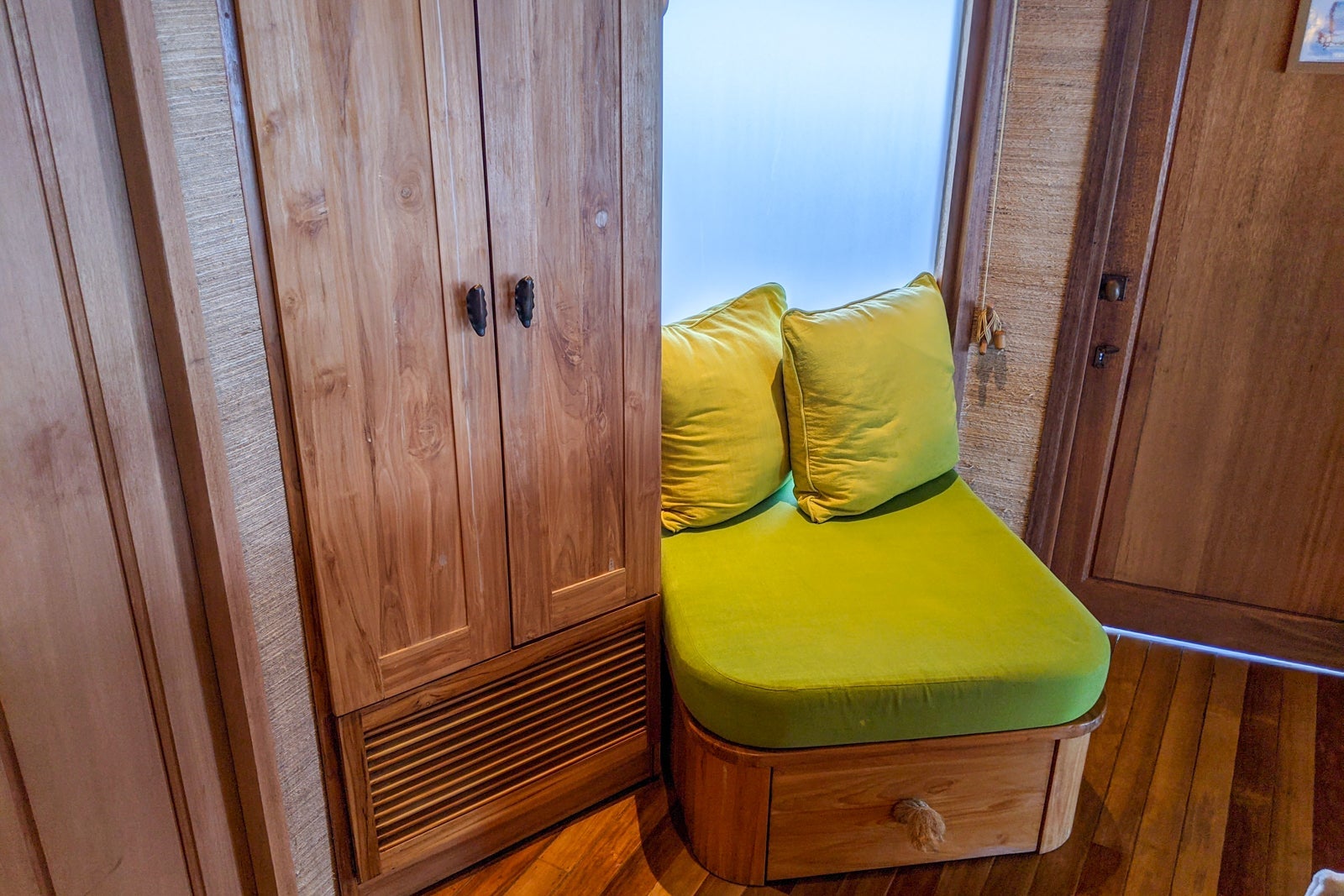 Sitting area between the entrance door and one of the closets