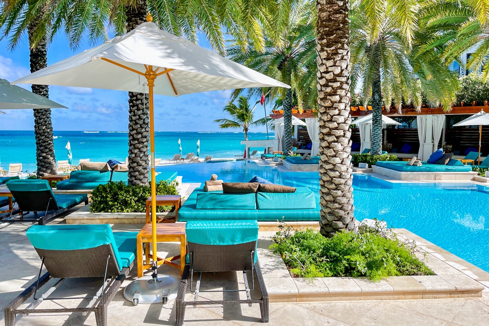 Zemi Beach House Hilton LXR pool