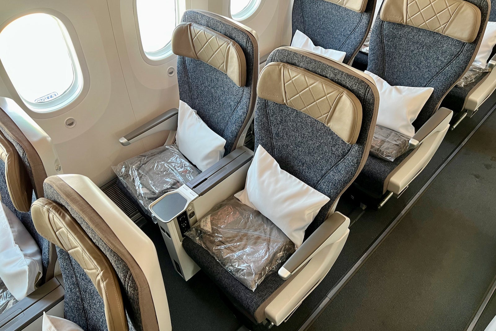 Inside El Al's spiffy 787 Dreamliner with overhauled cabins - The