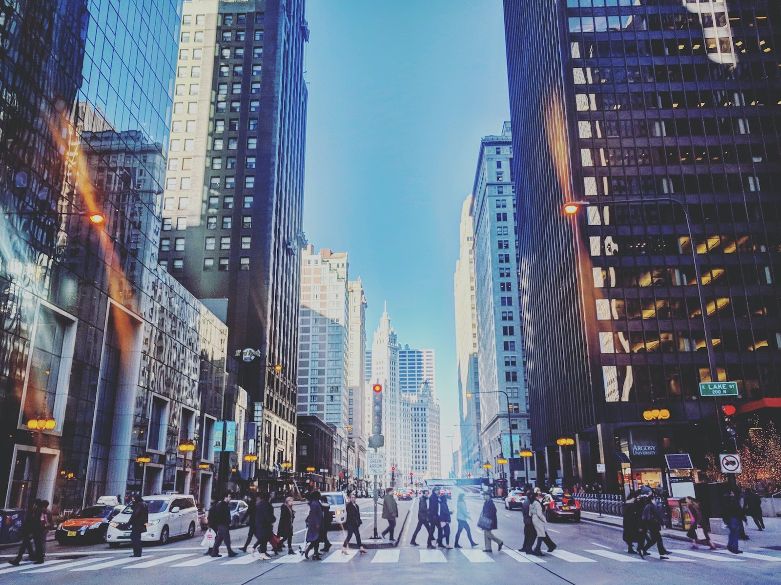 Pedestrians crossing the street in downtown Chicago.