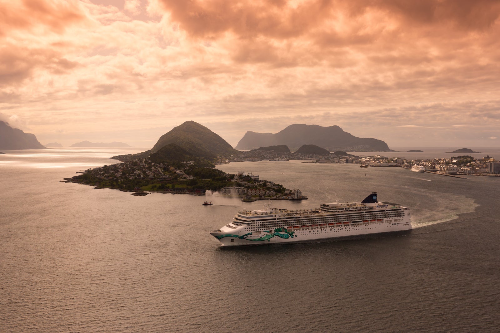 Norwegian Jade sailing through islands