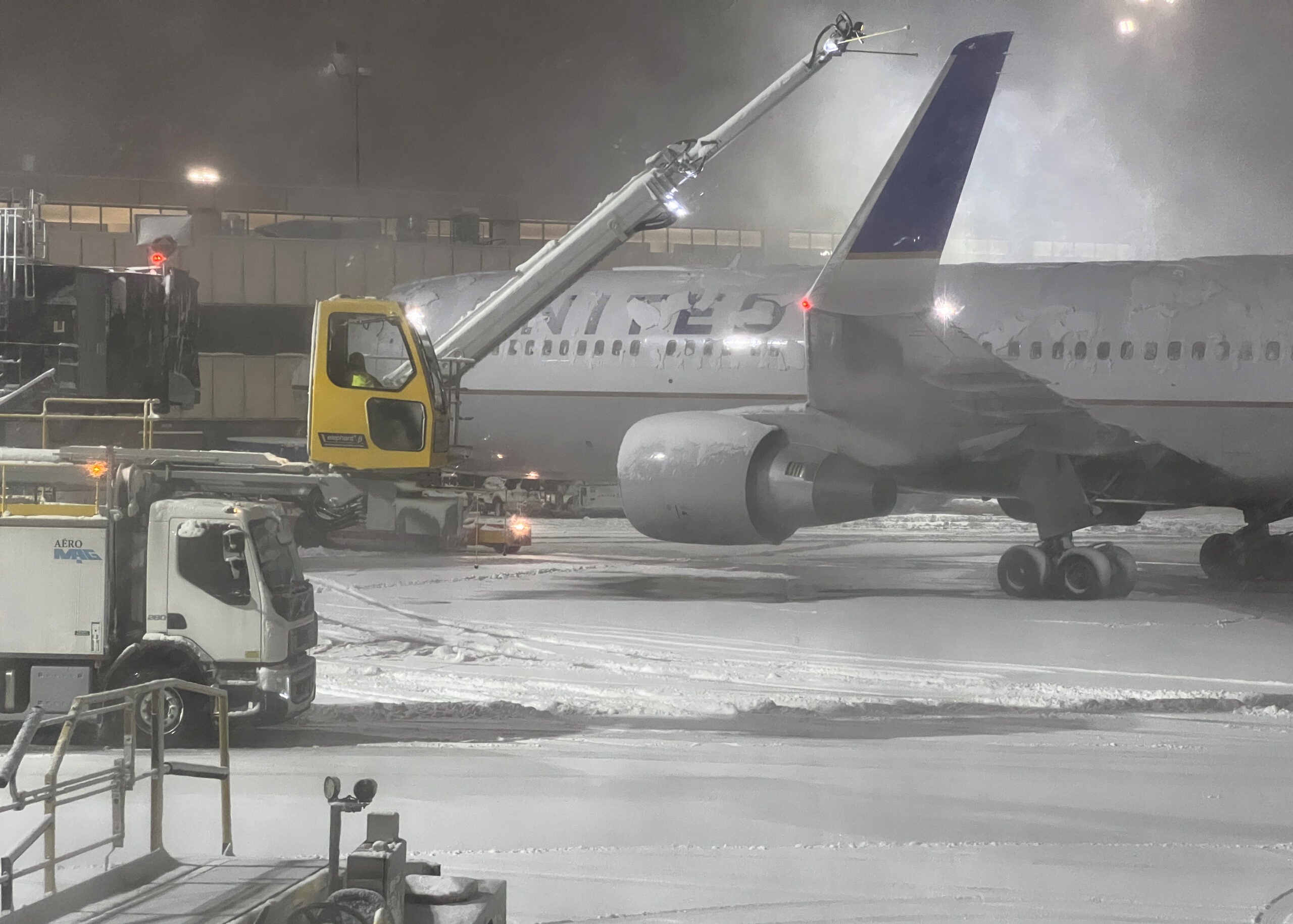 NEW JERSEY, USA - JANUARY 07: Airplane runway covered with snow at Newark Liberty International Airport on January 7, 2022 in New Jersey, United States as massive snow storm hits the east coast. (Photo by Tayfun Coskun/Anadolu Agency via Getty Images)