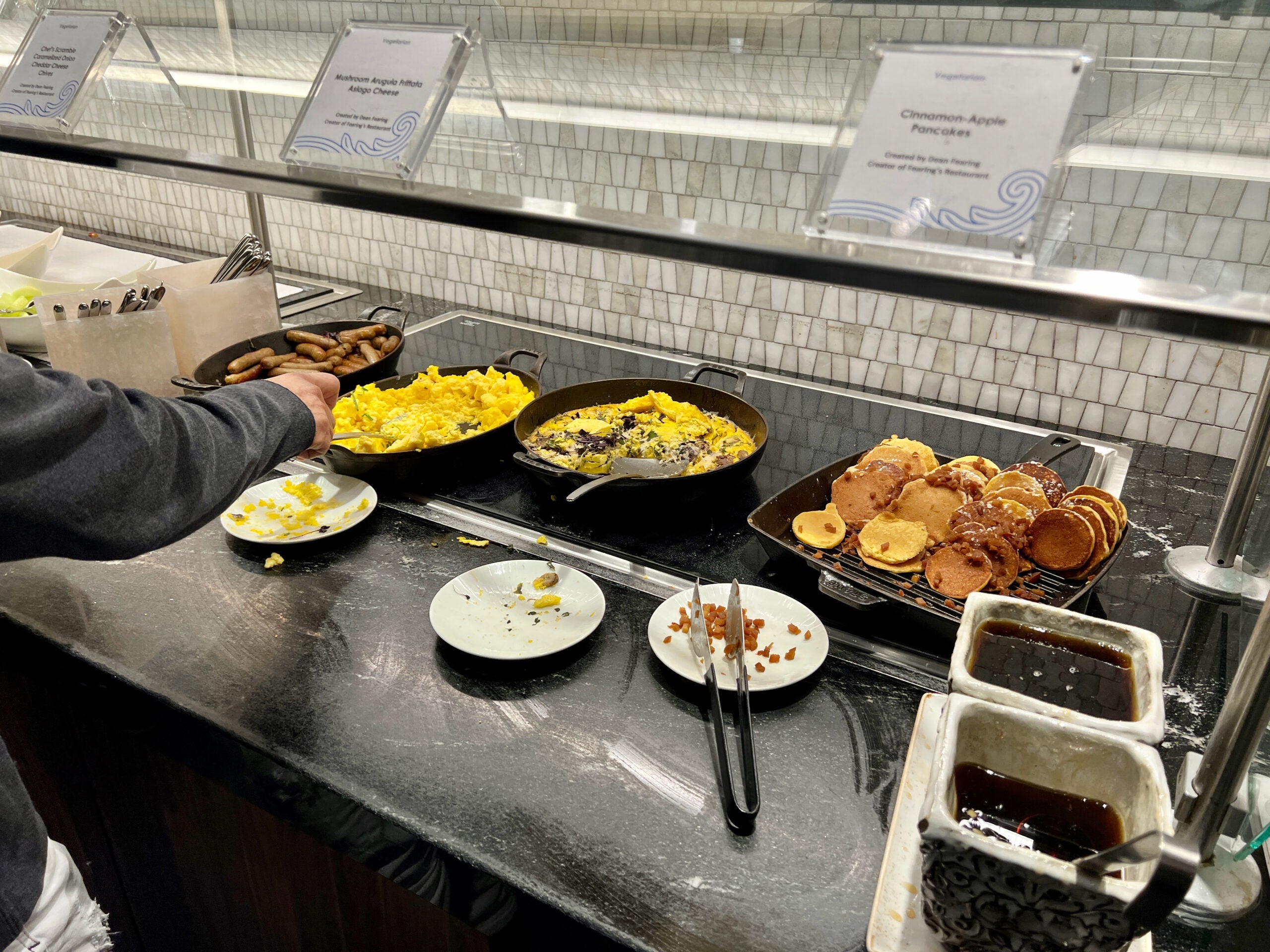 Amex lounge DFW breakfast full