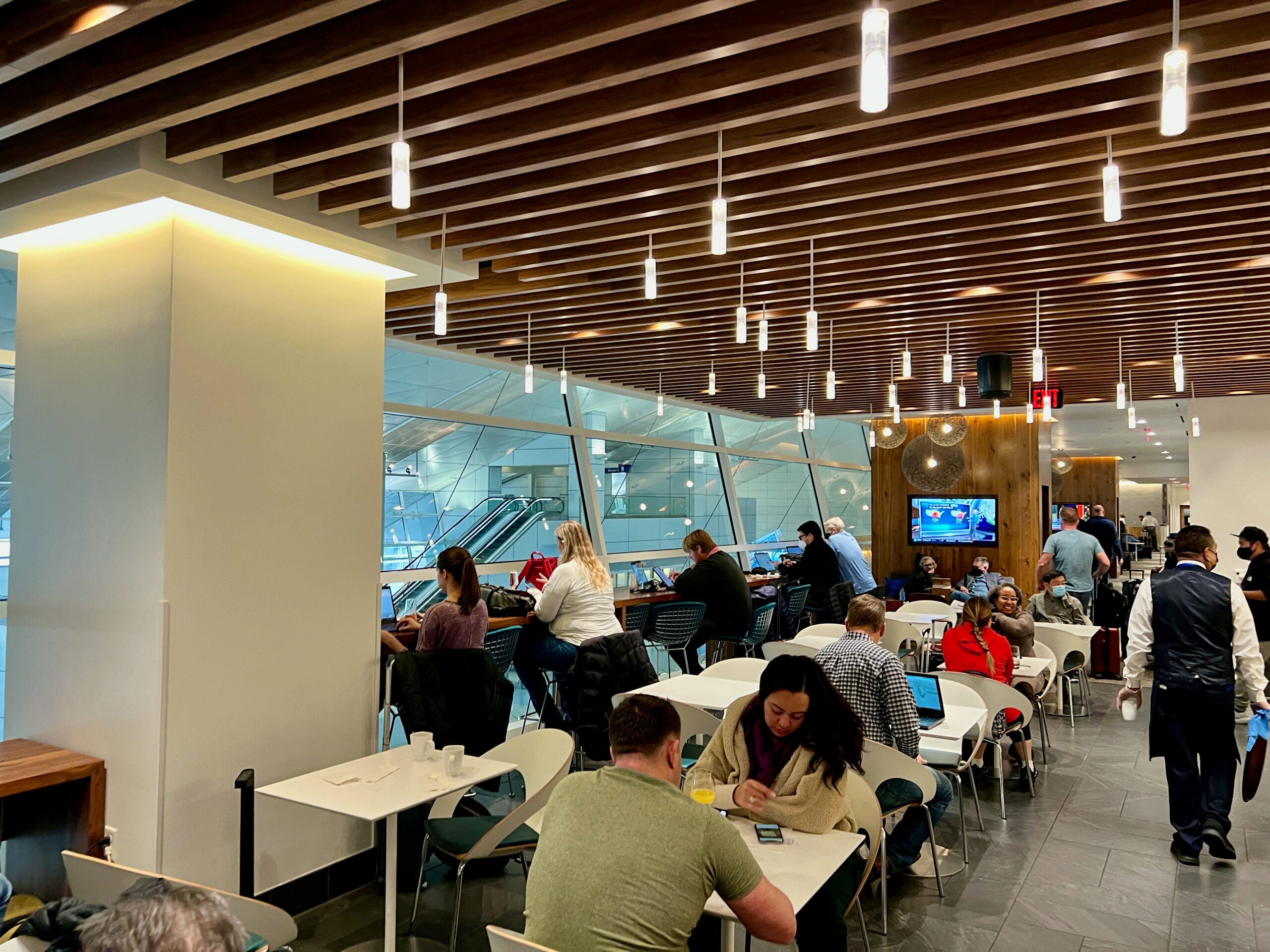 Amex lounge DFW dining area