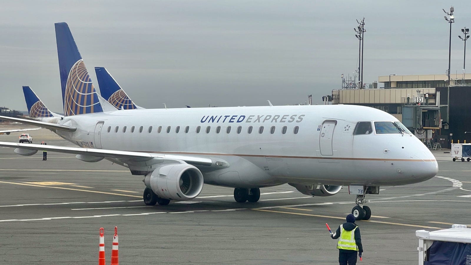 United Express Embraer 175