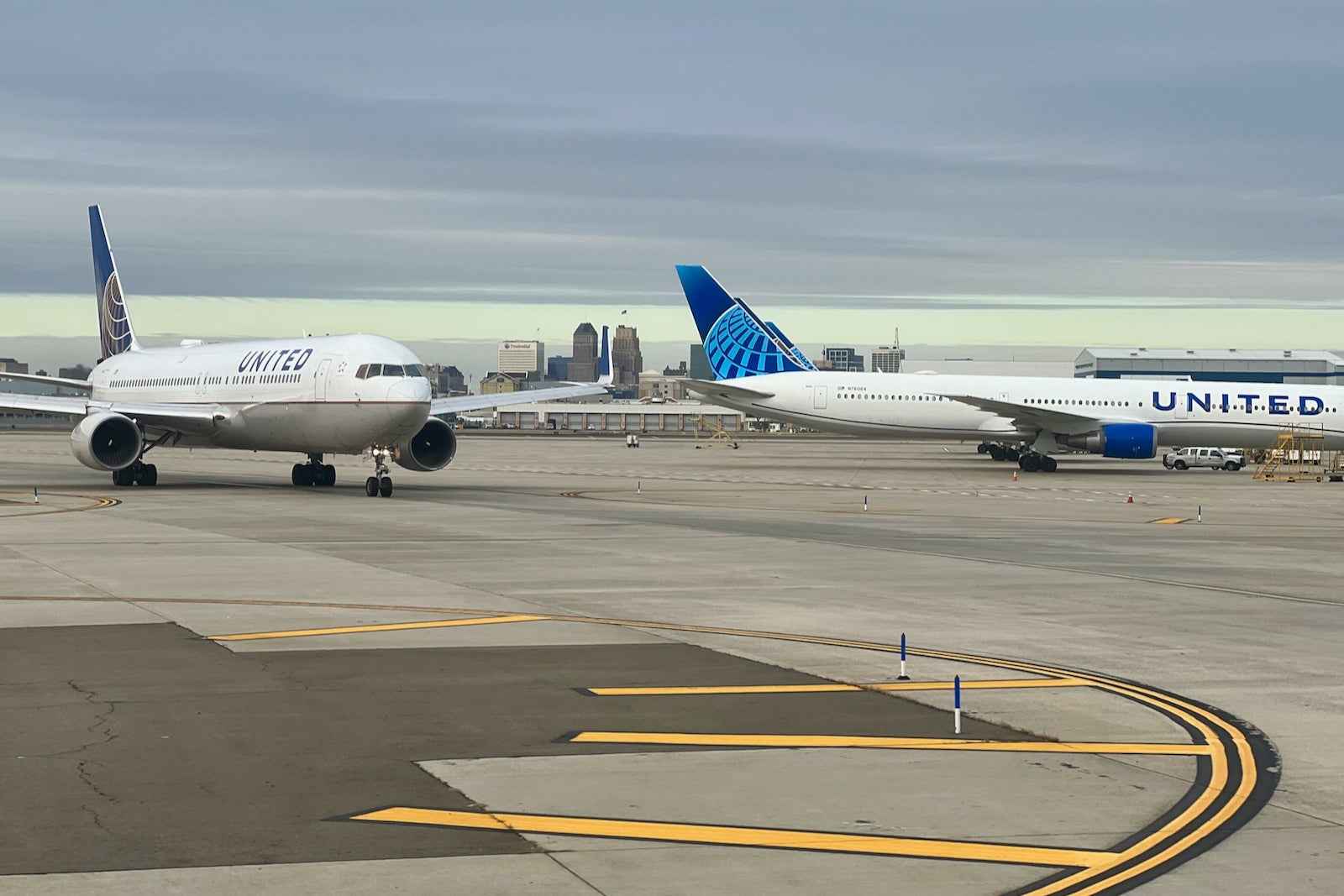 United plane taxiing