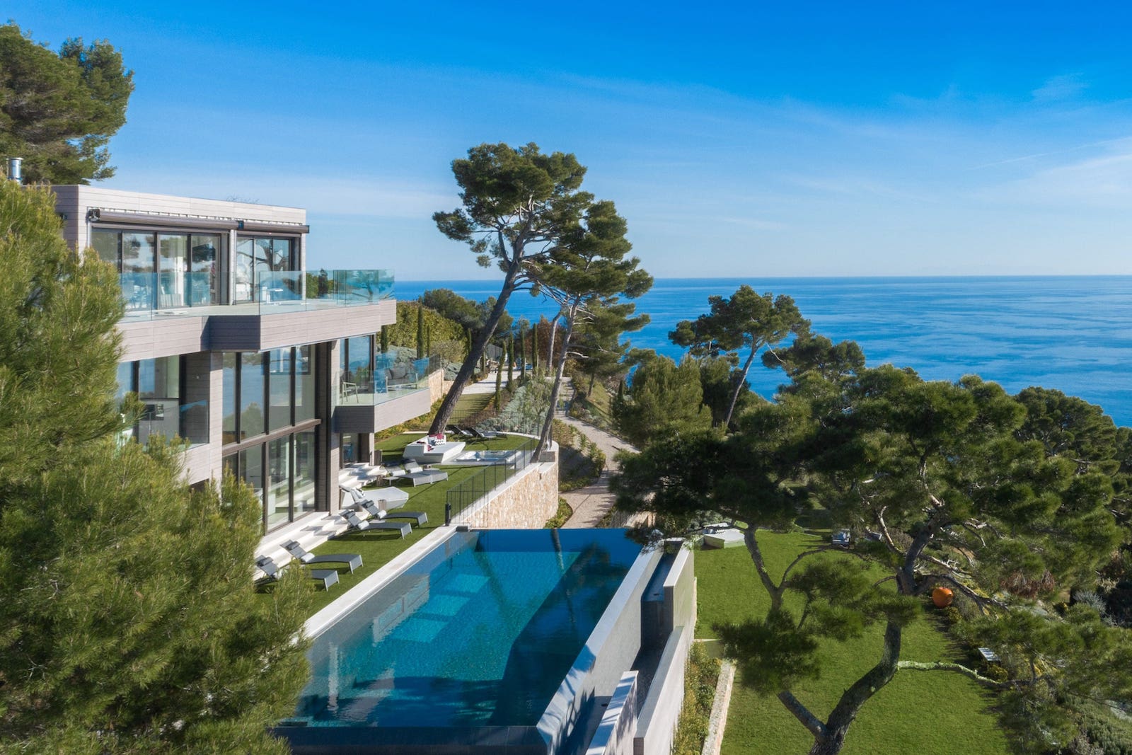villa on cliff with infinity pool look at ocean