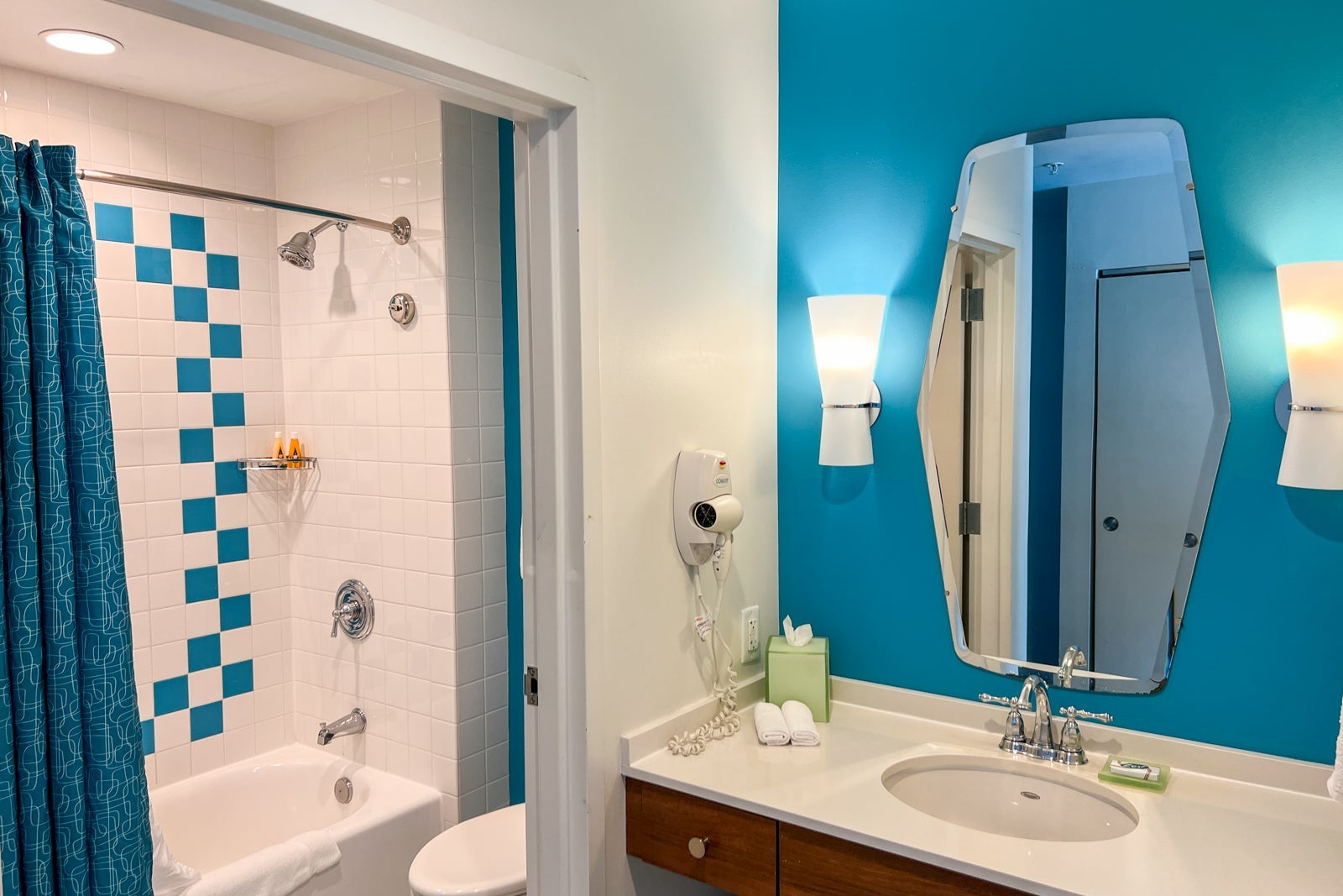 Another view of the bathroom.