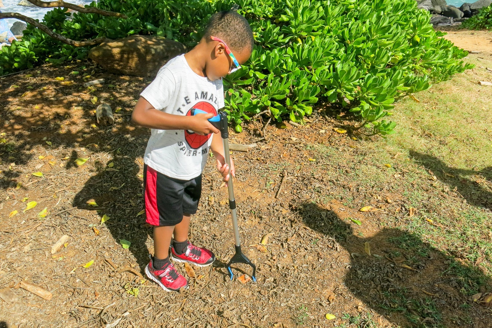 Picking up litter in Hawaii through the Malama program