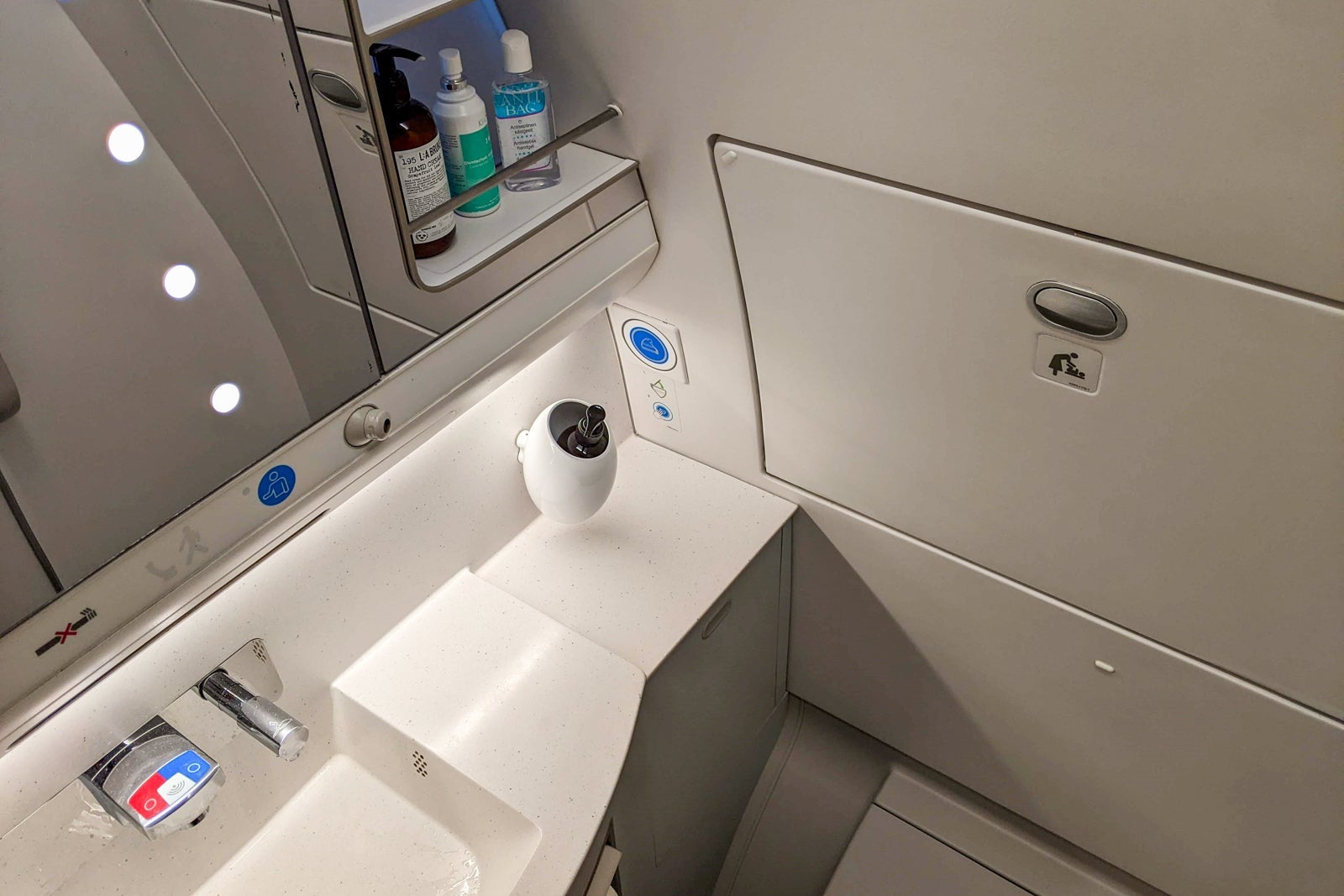 Finnair business lavatory
