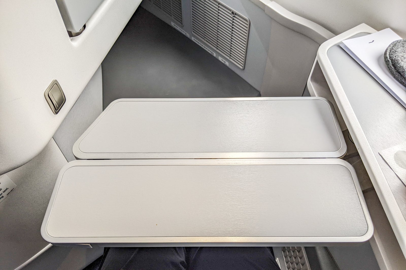 Tray table size