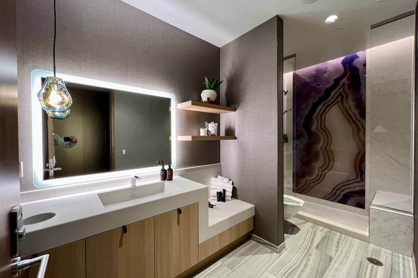 Delta Sky Club LAX bathroom
