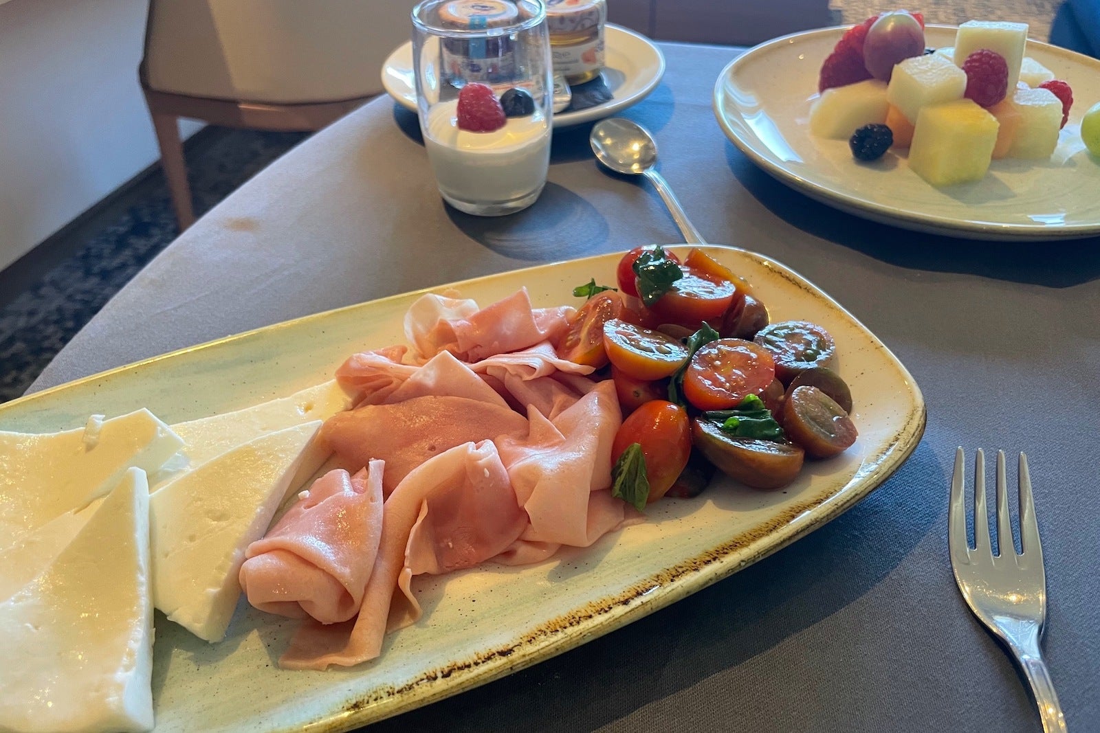 tomatoes, meat and cheese on plate