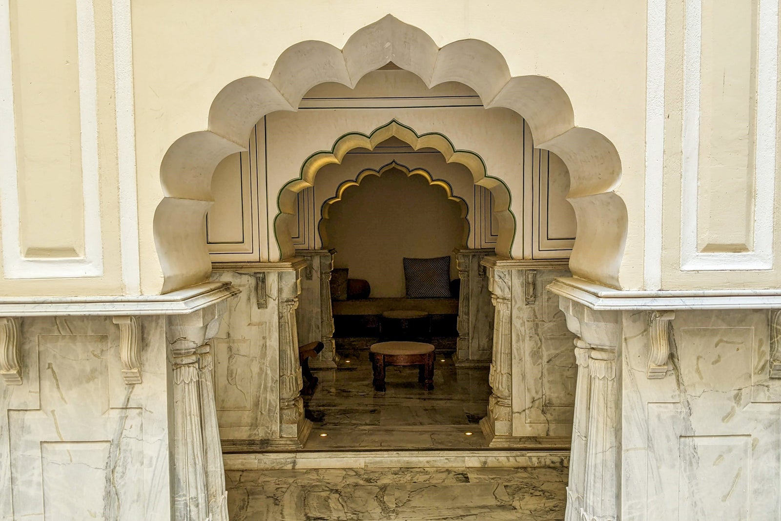 Alila Fort Bishangarh library