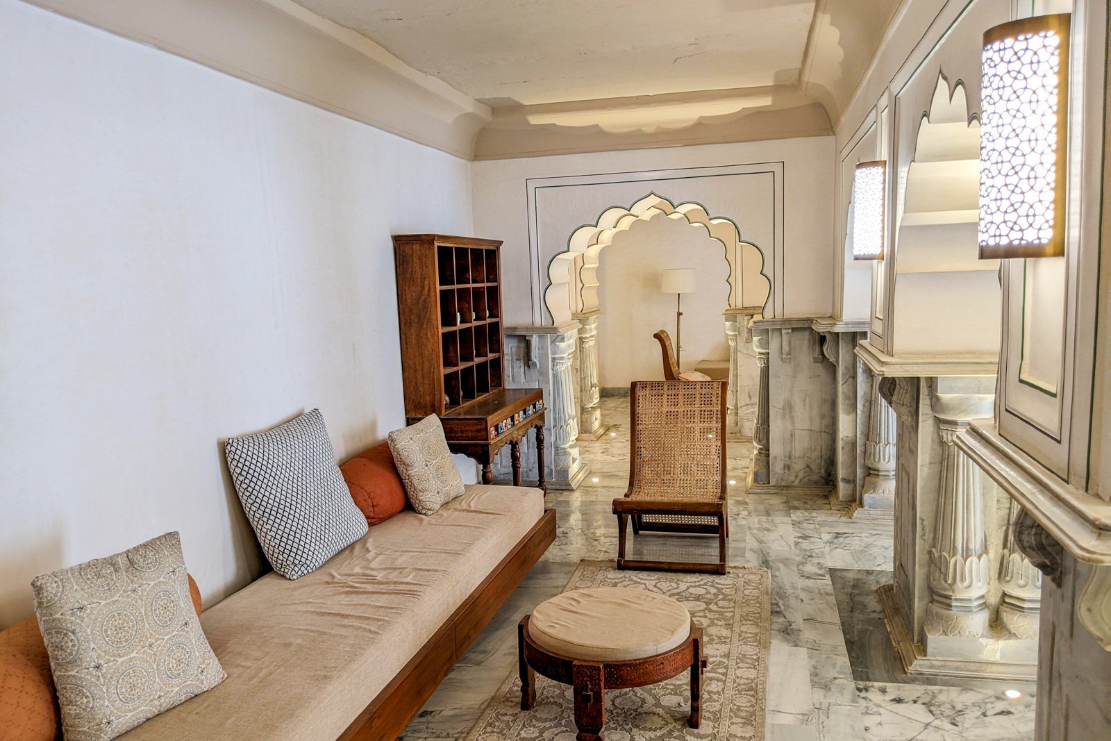 Alila Fort Bishangarh library
