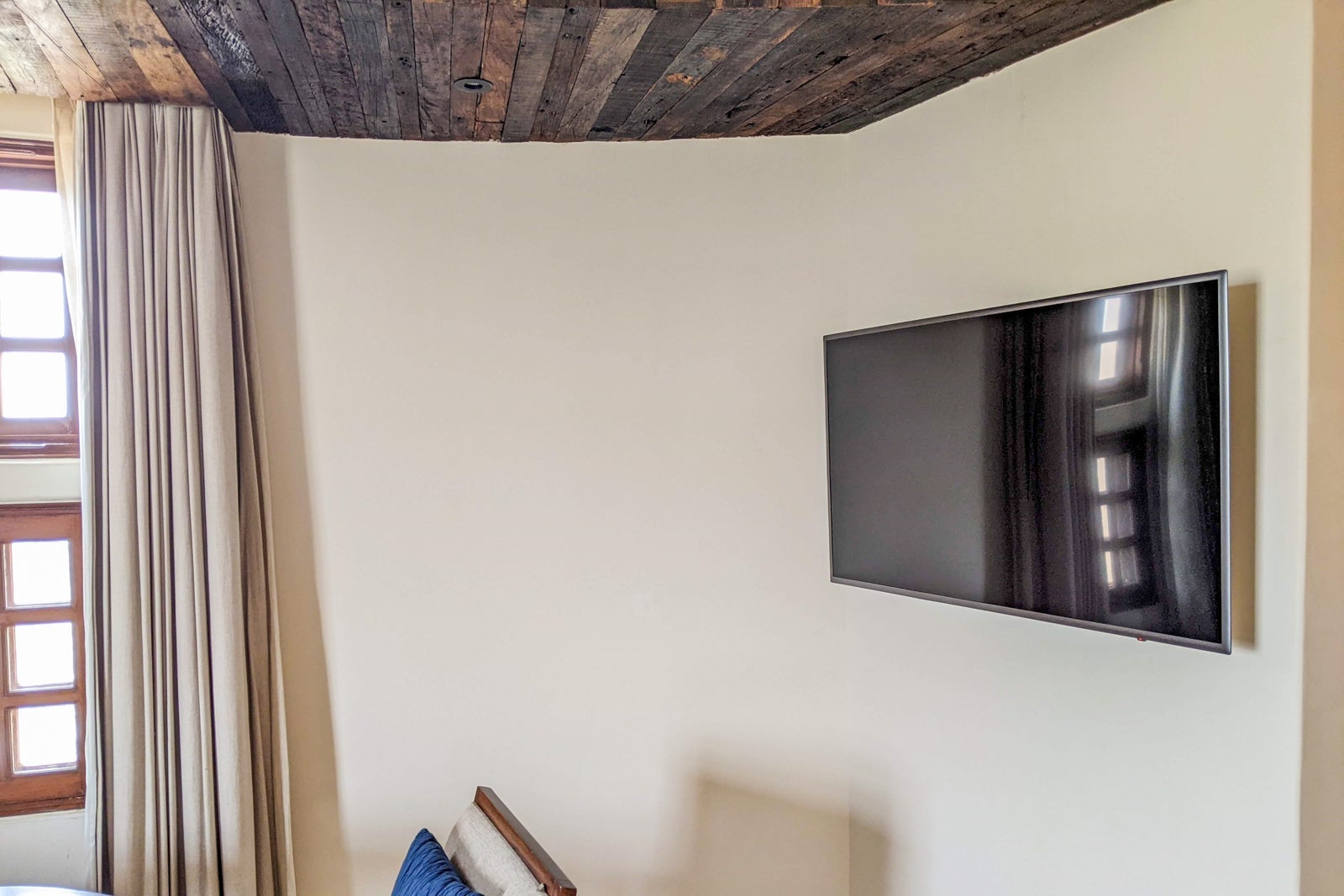 Alila Fort Bishangarh Regal suite tv