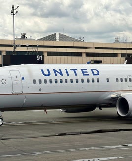 United Planes Newark EWR Zach Griff Boeing 737