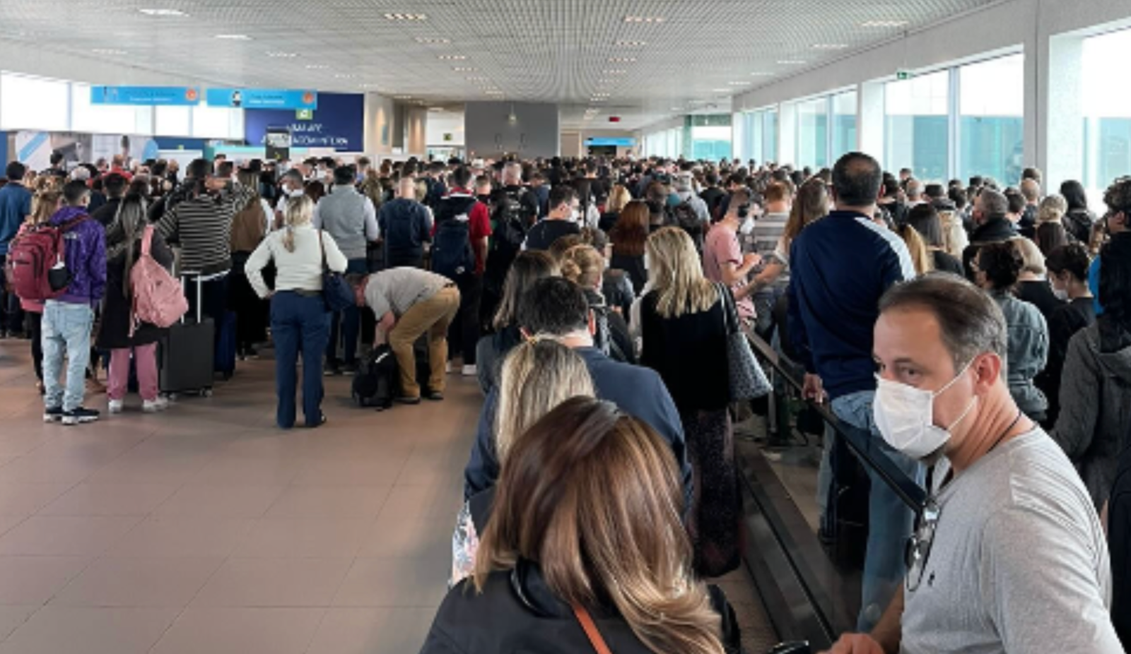 crowd in the lisbon airport