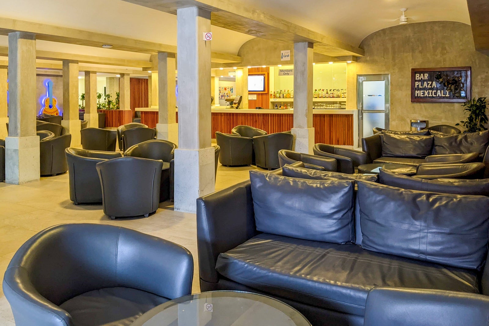 Wyndham Viva Azteca lobby bar